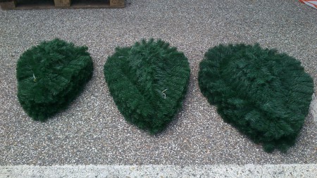 Csepp alakú koszorúk három különböző méretben